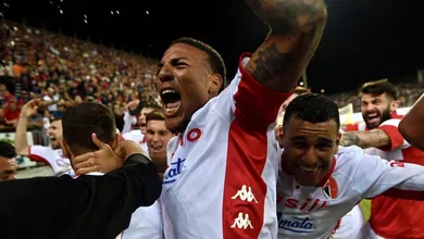 O Bari arrancou o empate em Cagliari aos 51 do 2&deg; tempo e decidir&aacute; o acesso &agrave; Serie A no San Nicola