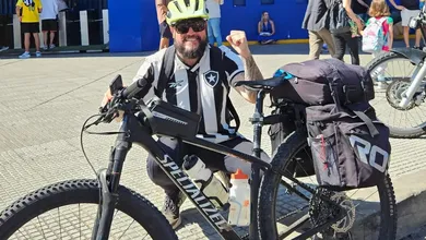Torcedor do Botafogo encara 17 dias de bicicleta para ver a final da Libertadores