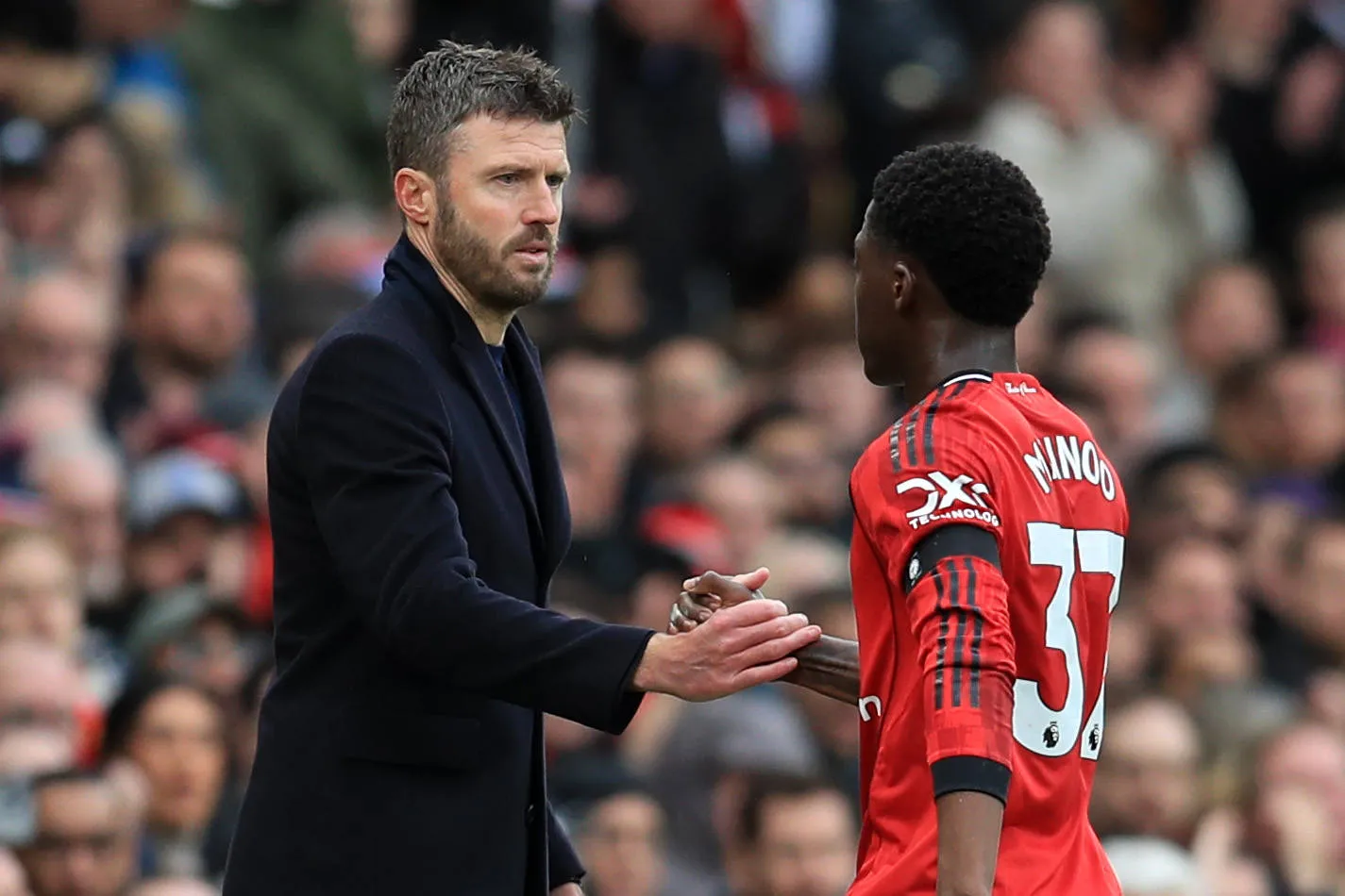 Michael Carrick e Kobbie Mainoo no Manchester United (Foto: Imago)