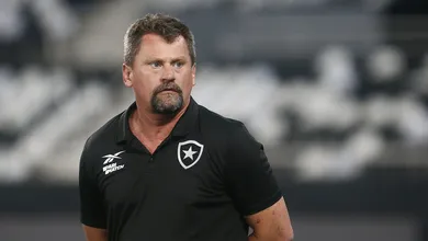 &lsquo;Tem que entregar bem&rsquo;: F&aacute;bio Matias indica passagem de bast&atilde;o no Botafogo para novo t&eacute;cnico