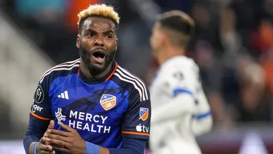 Atacante da MLS quebra maxilar ap&oacute;s levar soco em bar; boxeador &eacute; suspeito