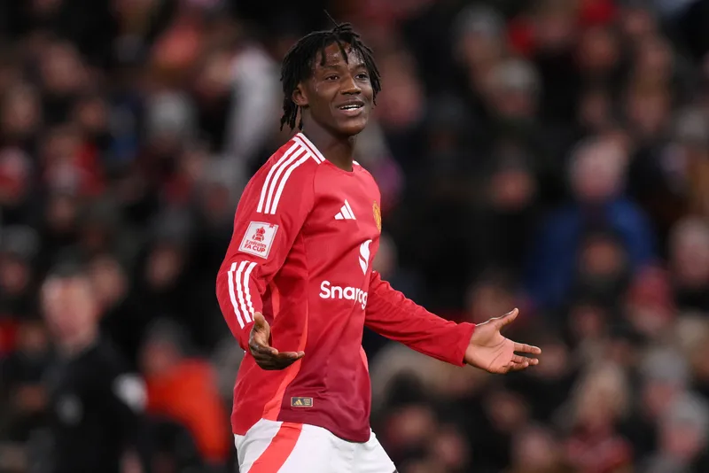 Kobbie Mainoo em a&ccedil;&atilde;o pelo Manchester United