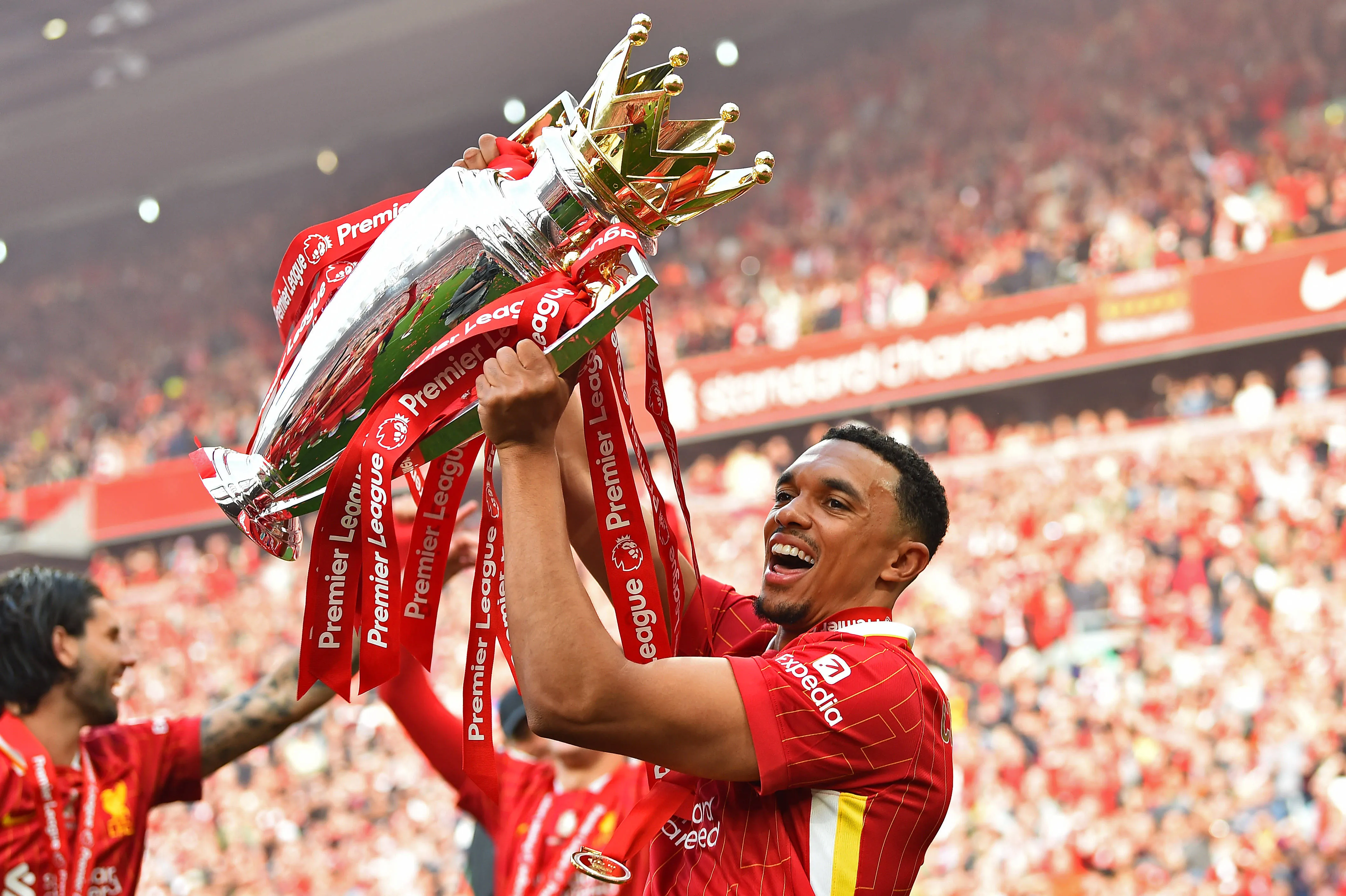 Alexander-Arnold ergue a ta&ccedil;a da Premier League
