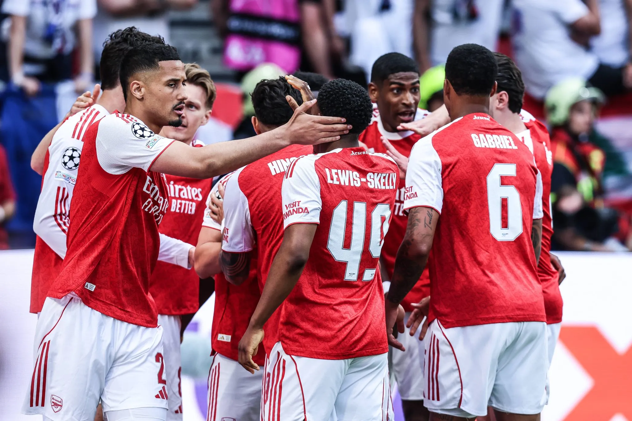 Jogadores do Arsenal comemoram gol contra o PSG