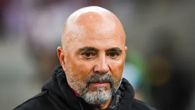 N&atilde;o &eacute; s&oacute; no Brasil: As exig&ecirc;ncias e pol&ecirc;micas que marcam a carreira de Sampaoli