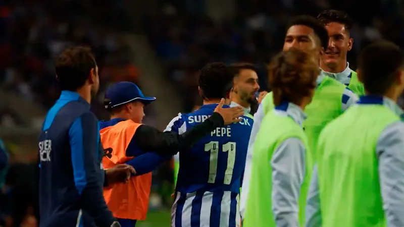 Pep&ecirc;, autor do gol da vit&oacute;ria do Porto, comemora com gandula. Foto: Reprodu&ccedil;&atilde;o/ FC Porto