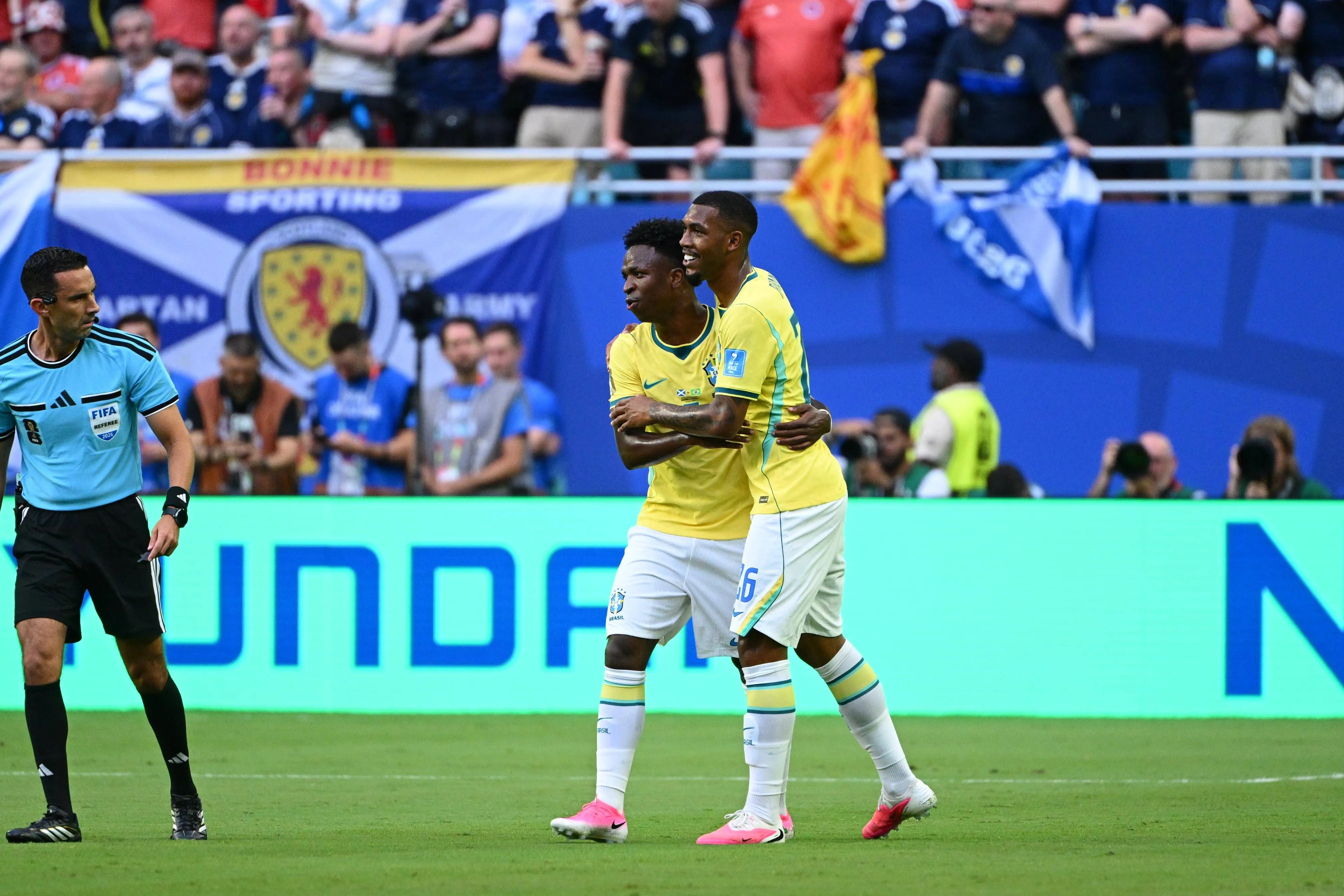 Vinicius Jr. e Rayan durante jogo da seleção brasileira (Foto: IMAGO / PRESSE SPORTS)