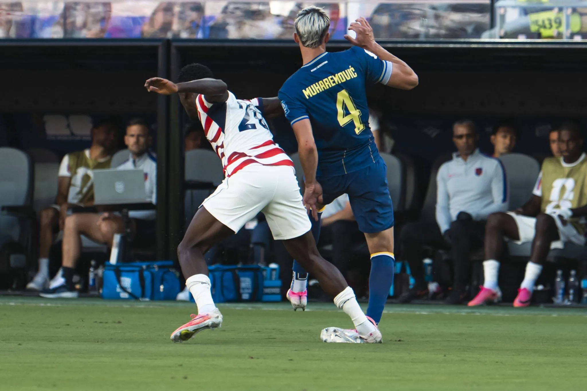 Falorin Balogun pisa no tornozelo de Tarik Muharemovic durante Estados Unidos x B&oacute;snia-Herzegovina (Foto: Imago/ZUMA Press Wire)