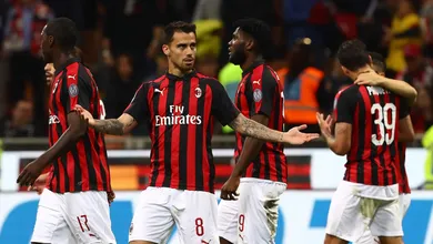 Com tens&atilde;o, expuls&otilde;es e bate-boca, Milan sobrevive na luta por Champions League