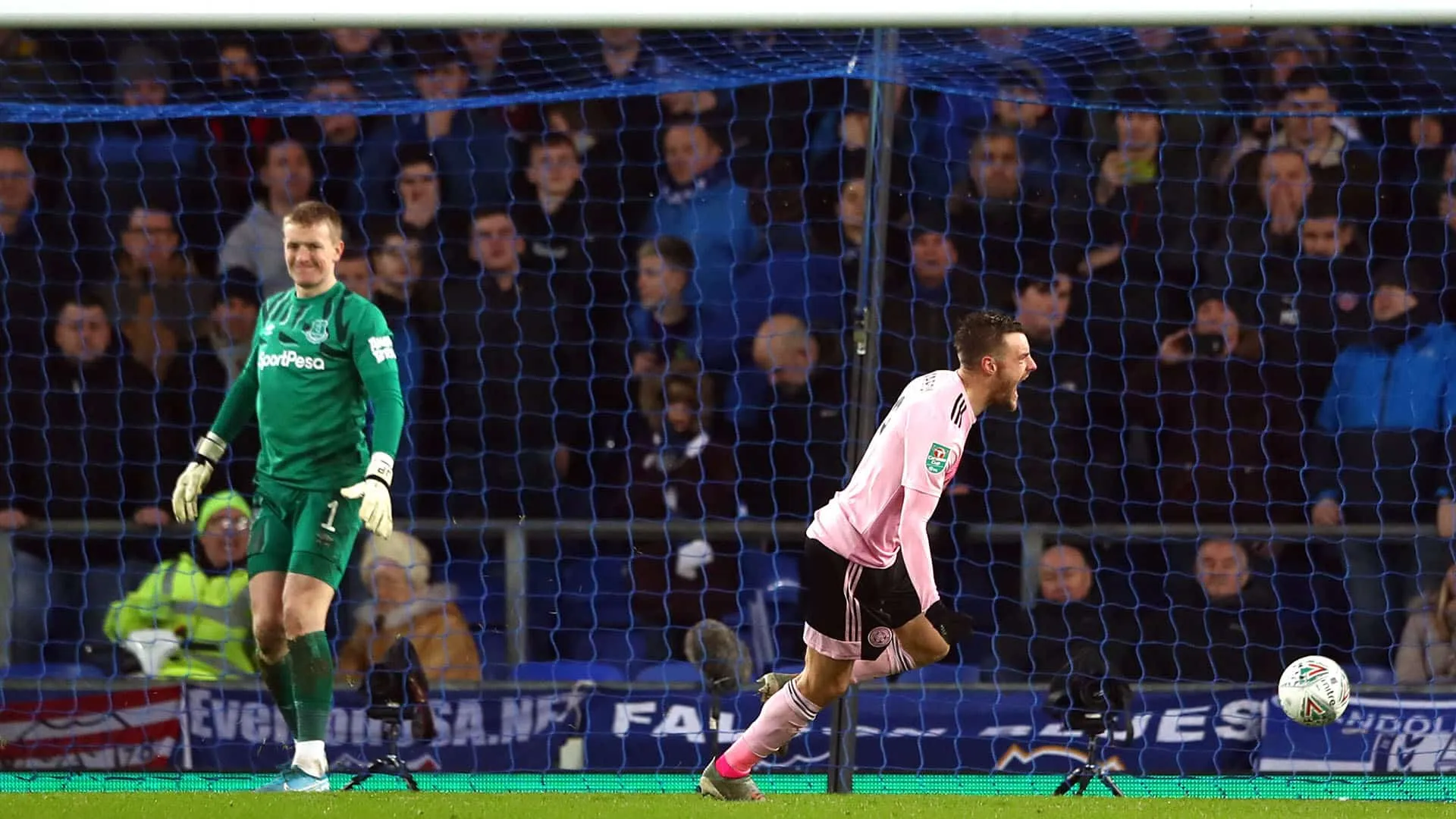 Everton sai perdendo por 2 a 0, arranca empate nos acr&eacute;scimos, mas perde do Leicester nos p&ecirc;naltis