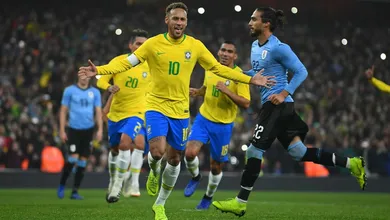 Neymar brilha e Brasil vence, mas com dificuldades no setor de cria&ccedil;&atilde;o