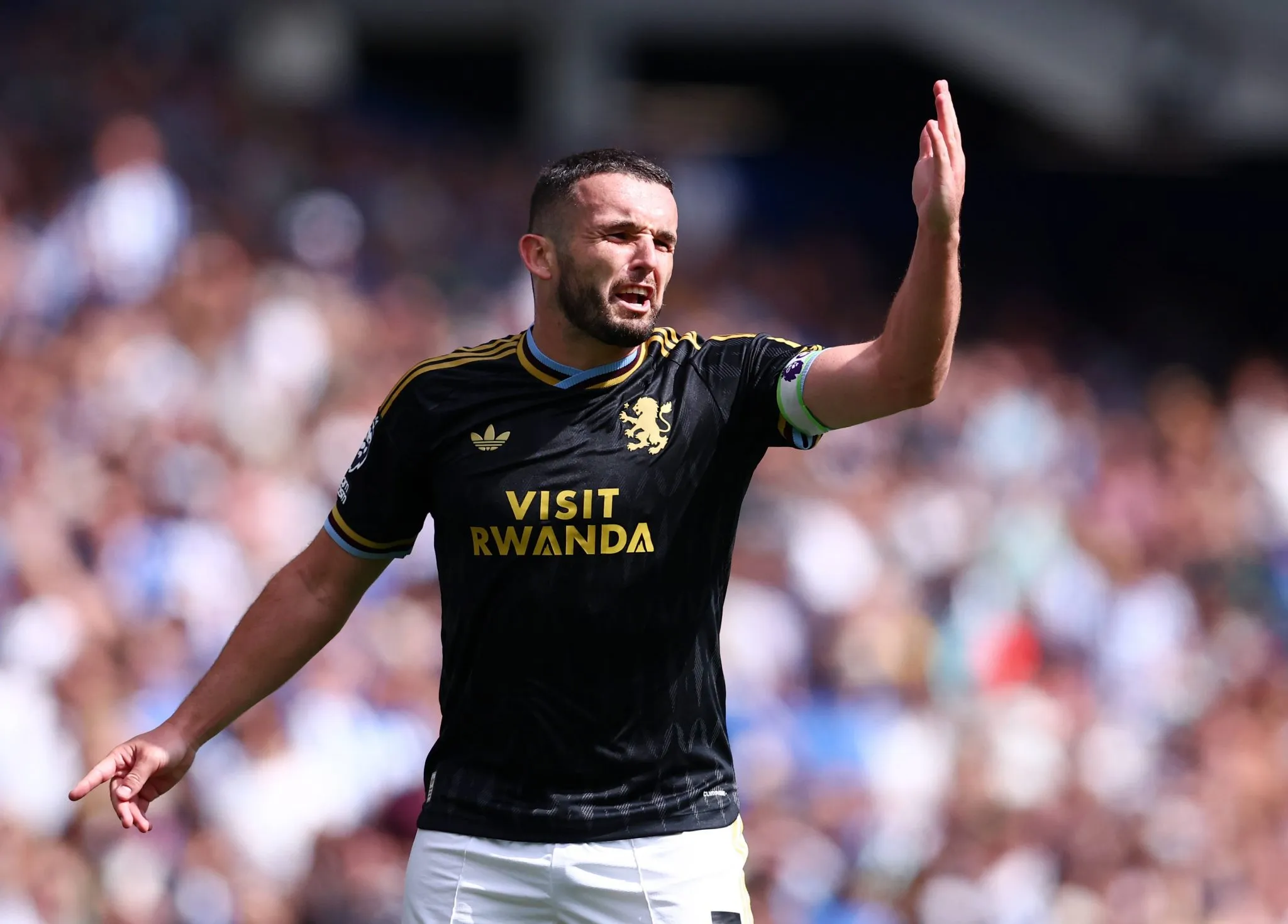 McGinn em partida do Aston Villa