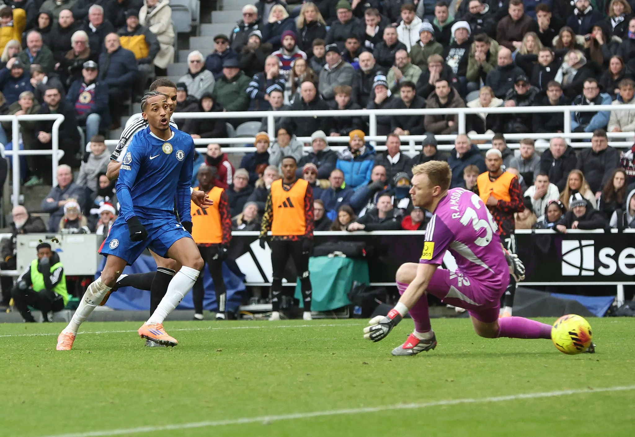 Gol de Jo&atilde;o Pedro em Newcastle x Chelsea