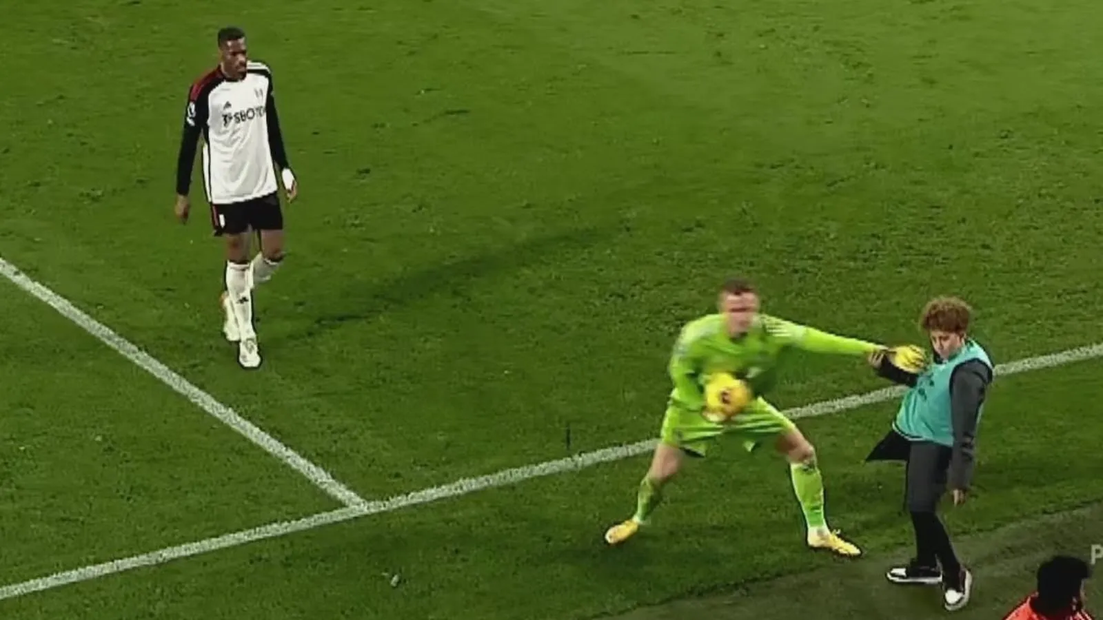 Leno, do Fulham, perde a cabe&ccedil;a e empurra gandula crian&ccedil;a durante derrota para o Bournemouth