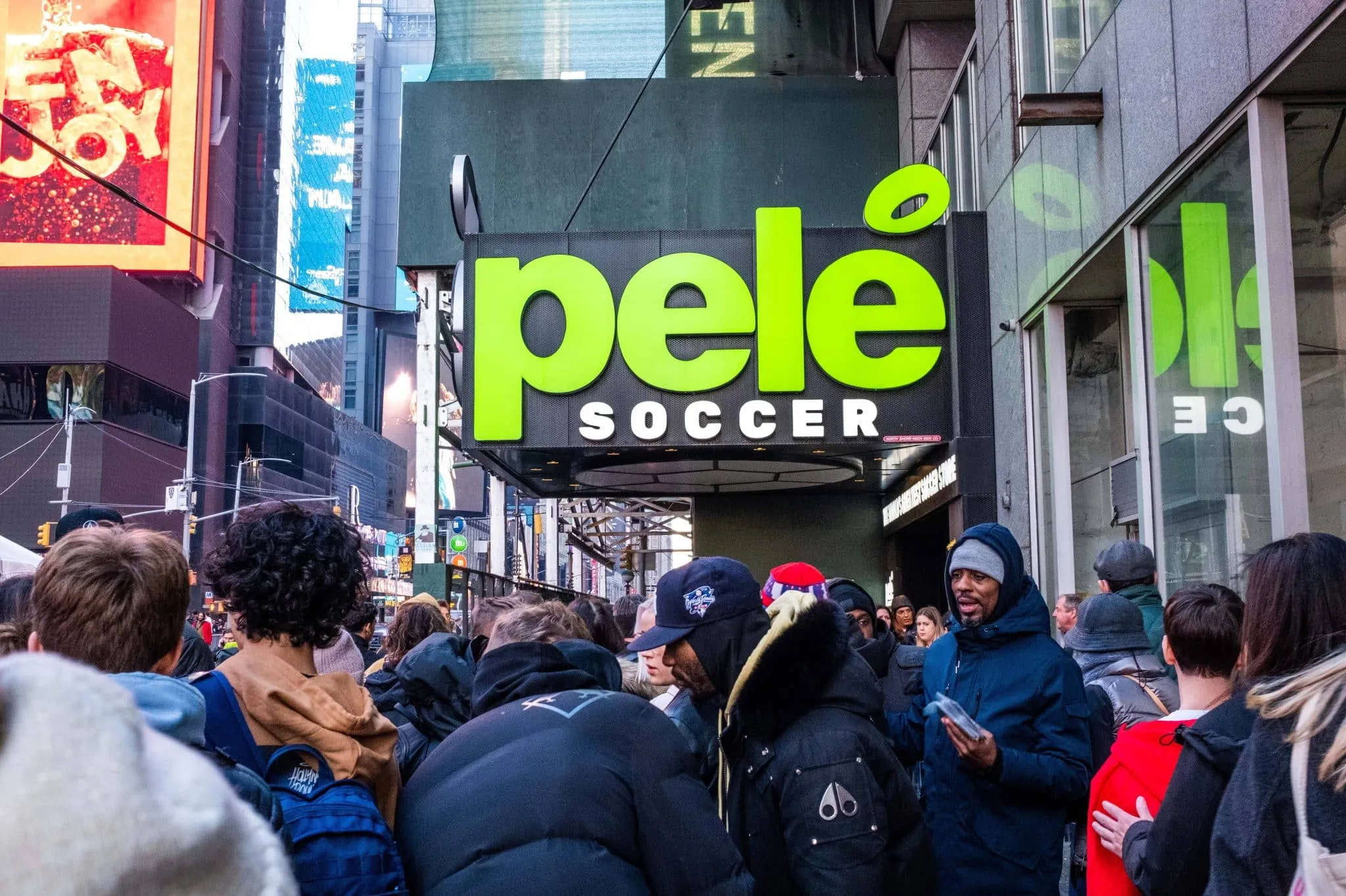 A loja em Nova York que leva o nome de Pel&eacute; e re&uacute;ne itens raros do futebol mundial