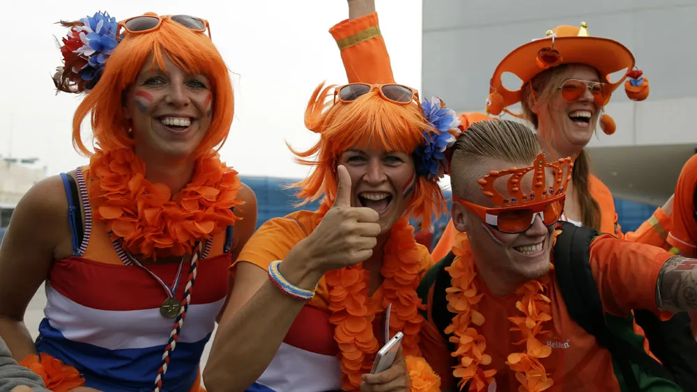 Torcedoras holandesas na Arena Corinthians, em Itaquera (AP Photo/Thanassis Stavrakis)