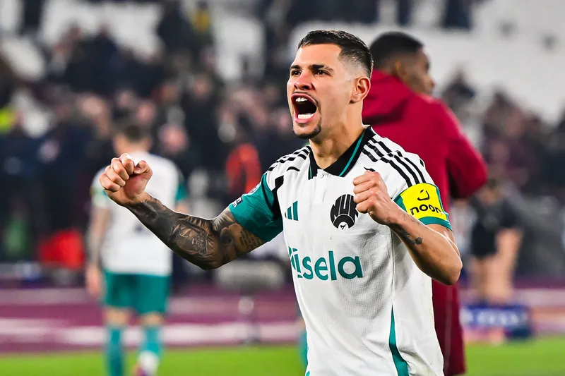 Bruno Guimar&atilde;es celebra vit&oacute;ria com torcida do Newcastle