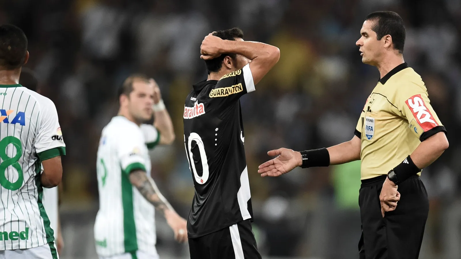 Rio de Janeiro, Rio de Janeiro, Brasil, 15 de Outubro de 2015 - CAMPEONATO BRASILEIRO - VASCO X CHAPECOENSE - durante a partida valida pela 30a rodada do Campeonato Brasileiro, no Maracana. Foto: Jorge Rodrigues/Eleven.