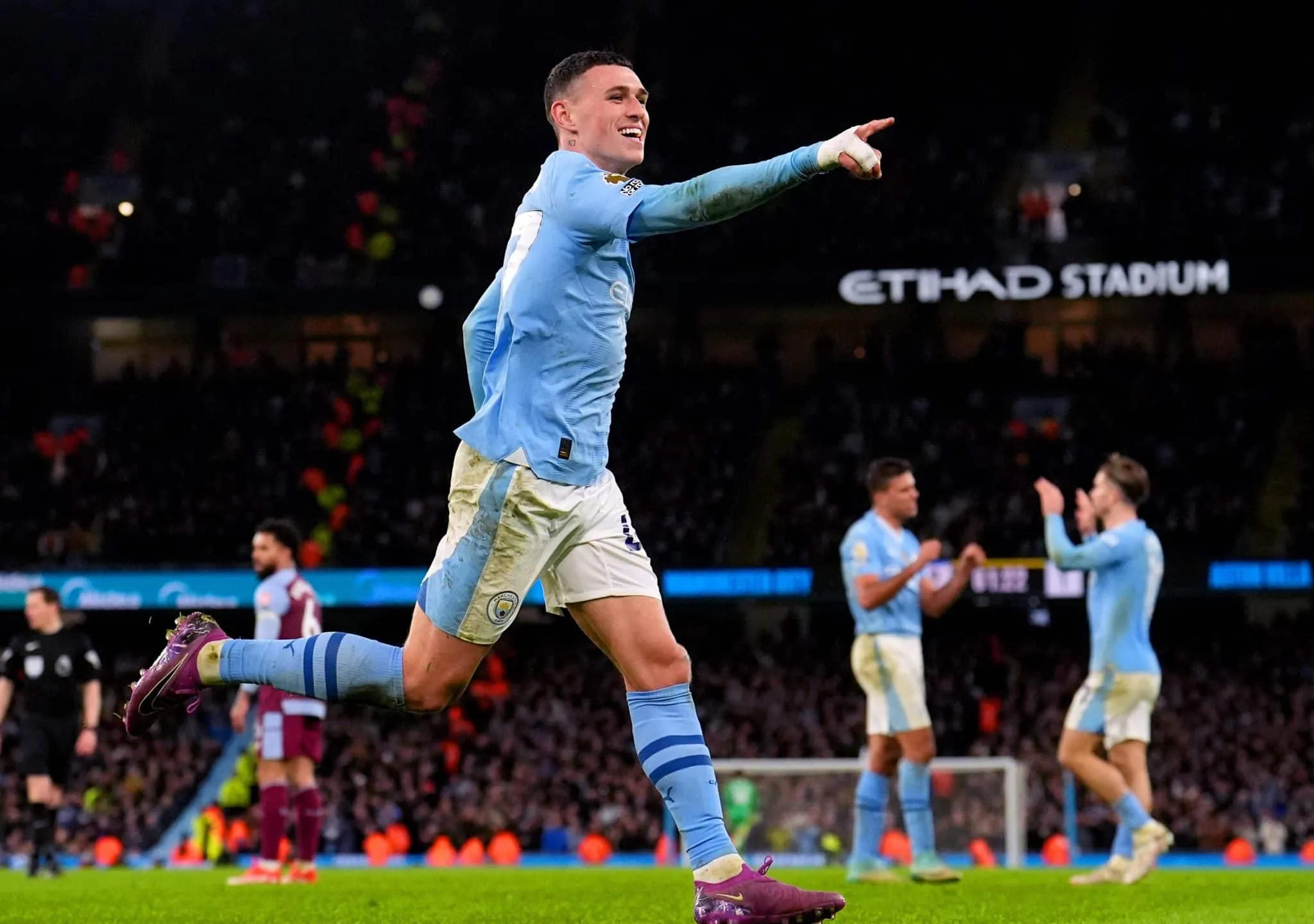 Com recital de Rodri e Foden, City atropela Villa e segue na cola de l&iacute;deres