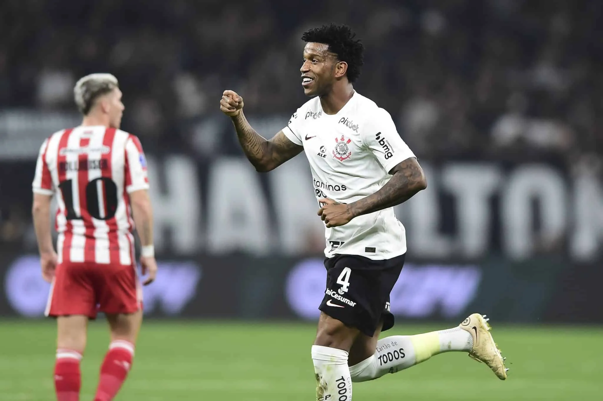 Corinthians repete erros, mas vence Estudiantes em partida marcada por homenagens &agrave;s v&iacute;timas de acidente