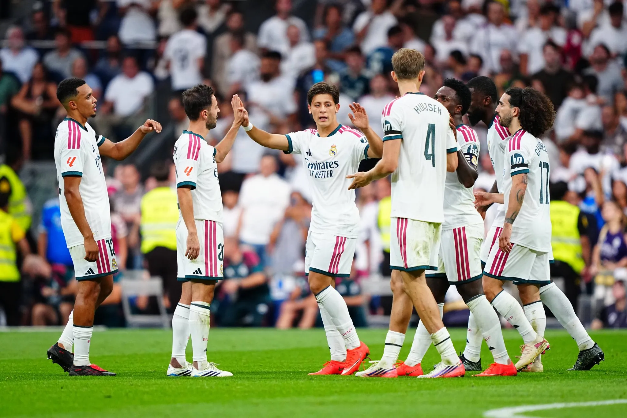 Elenco do Real Madrid comemora gol diante do M&aacute;laga (Foto: IMAGO / PS Images)