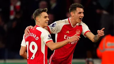 Arsenal joga para o gasto contra o Wolves e mant&eacute;m sonho vivo na Premier League