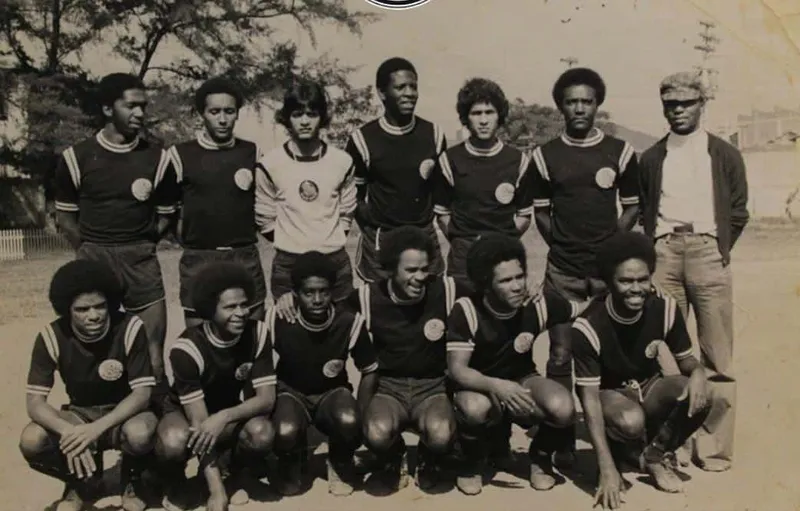 Time do Gr&ecirc;mio Black Power no come&ccedil;o dos anos 1970, ainda sem uniforme tricolor (Foto: Divulga&ccedil;&atilde;o)