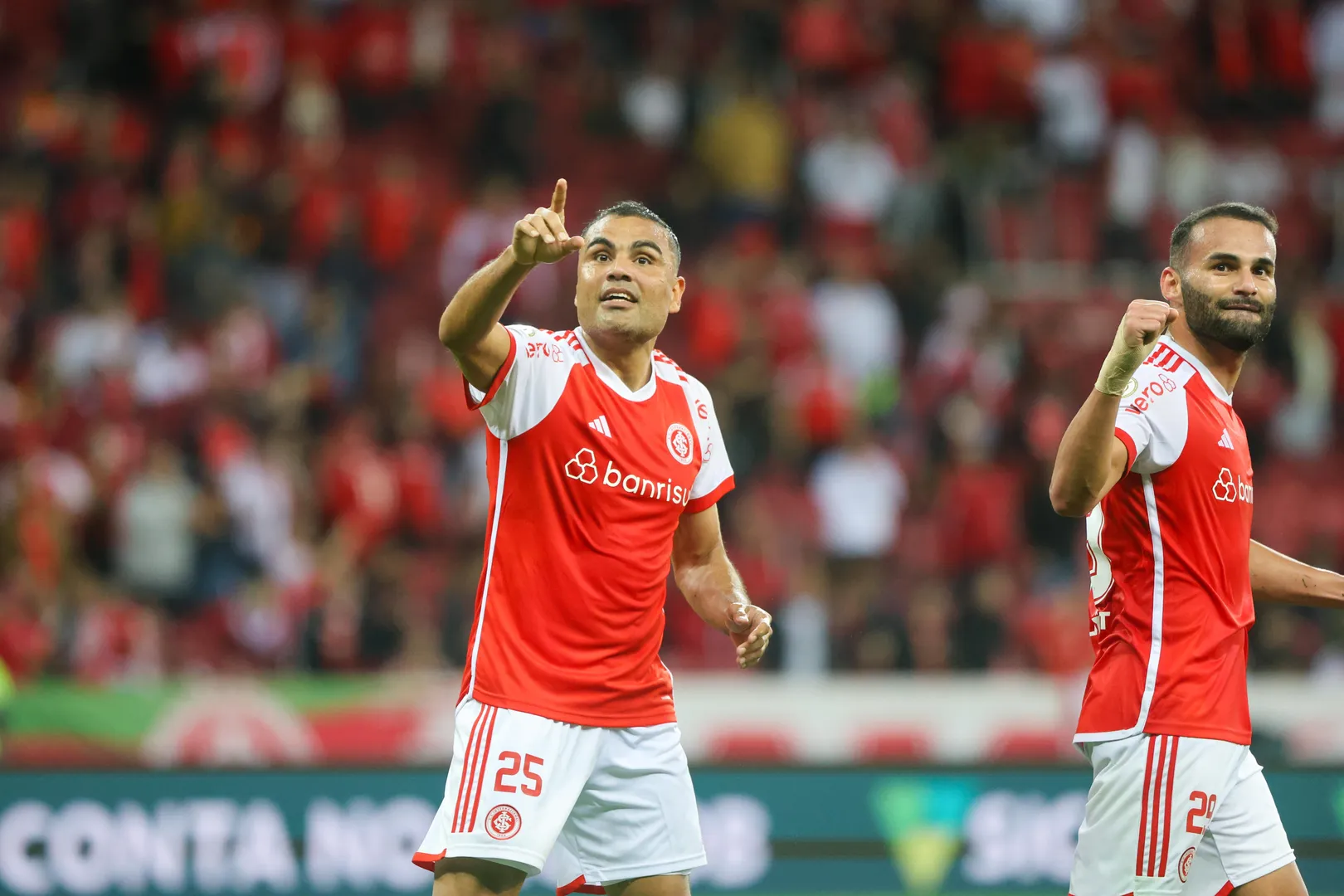 Gabriel Mercado comemora gola&ccedil;o na vit&oacute;ria do Internacional sobre o Cuiab&aacute;