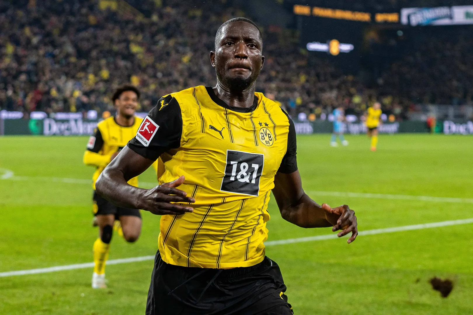 Guirassy comemora gol pelo Borussia Dortmund