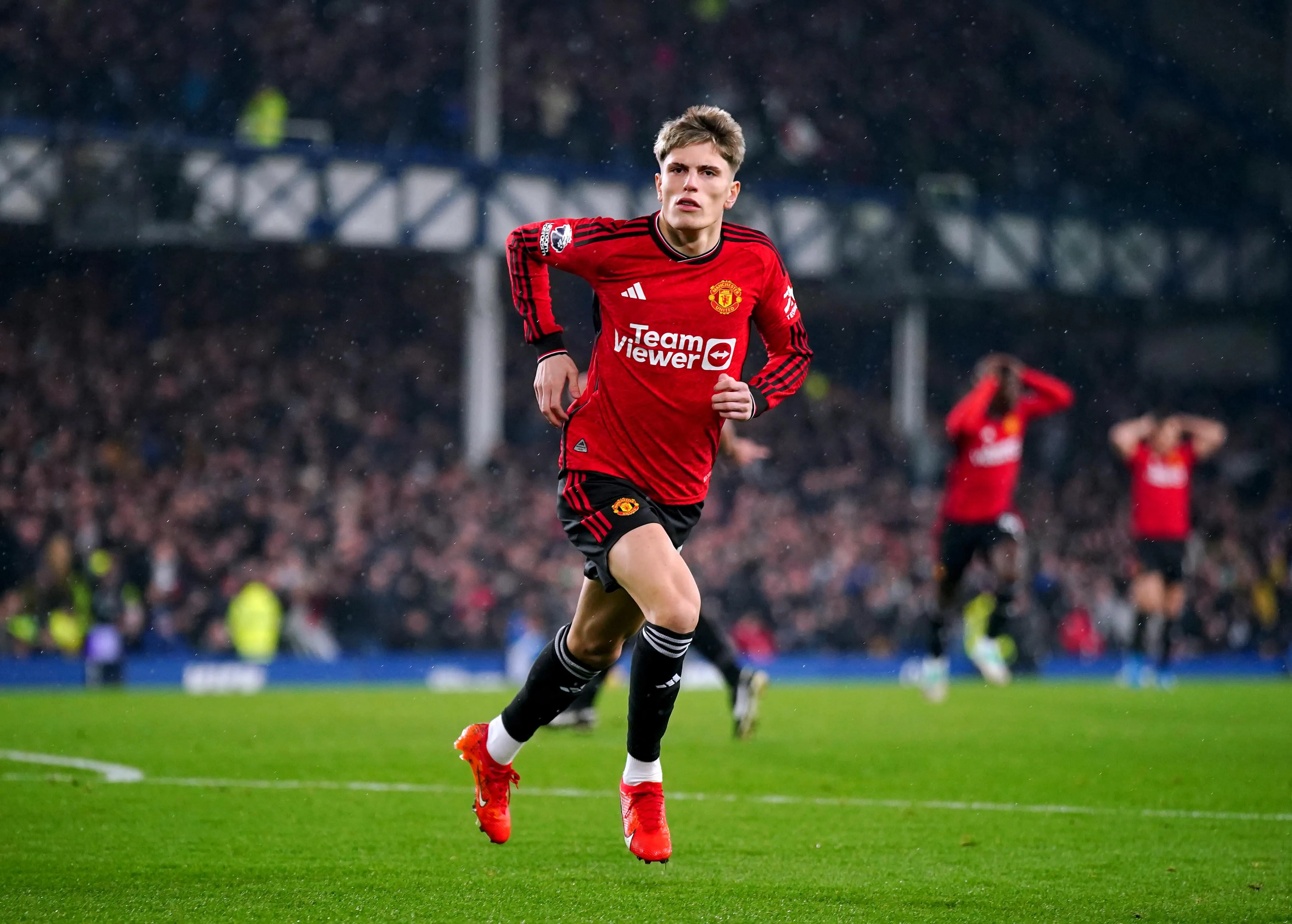 Ten Hag deu os parab&eacute;ns a Garnacho pelo gola&ccedil;o, mas parou por a&iacute;: nada de se comparar com Rooney ou CR7