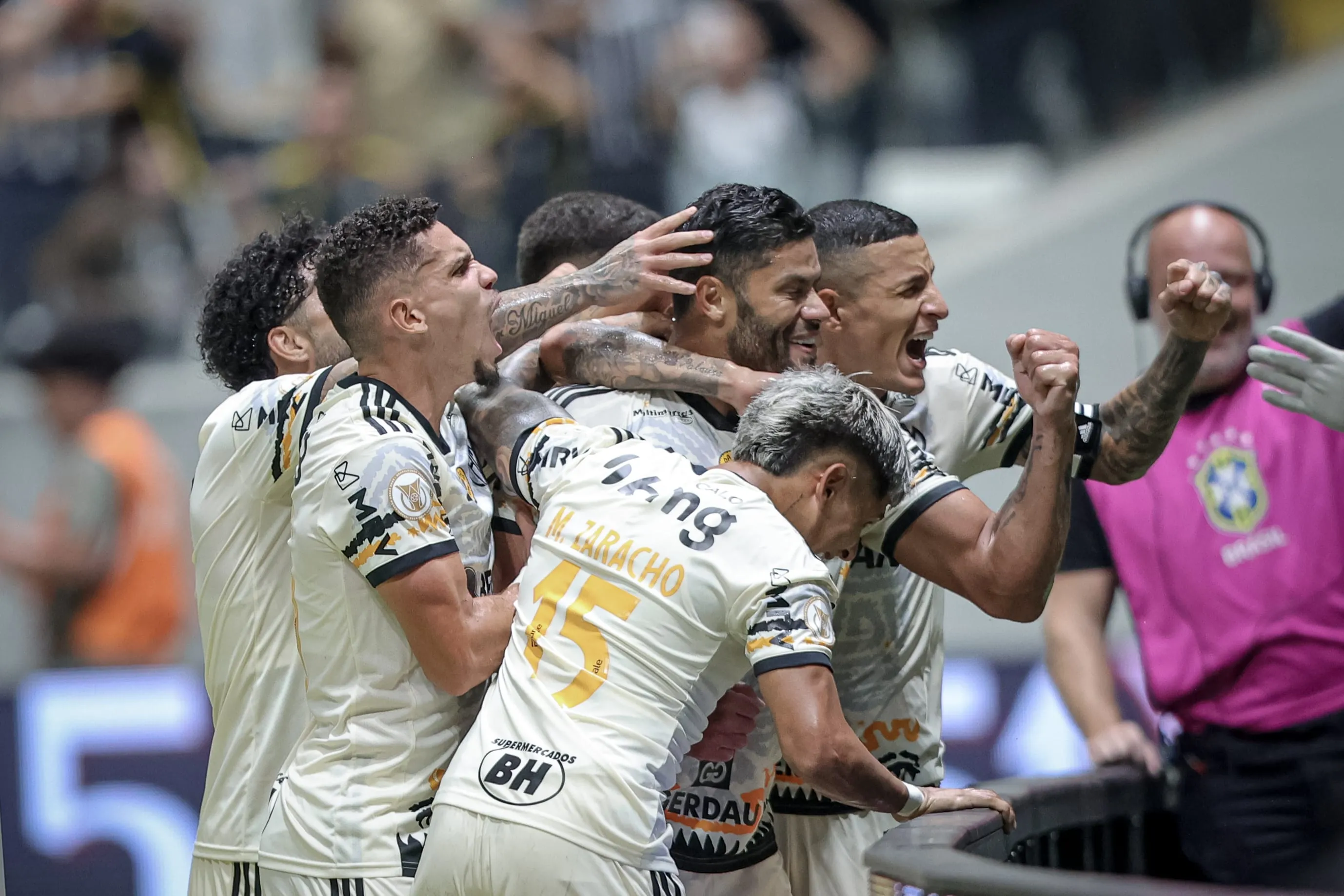 Paulinho e Hulk mostram mais uma vez que s&atilde;o a melhor dupla do Brasil, e Atl&eacute;tico-MG vence o Fortaleza