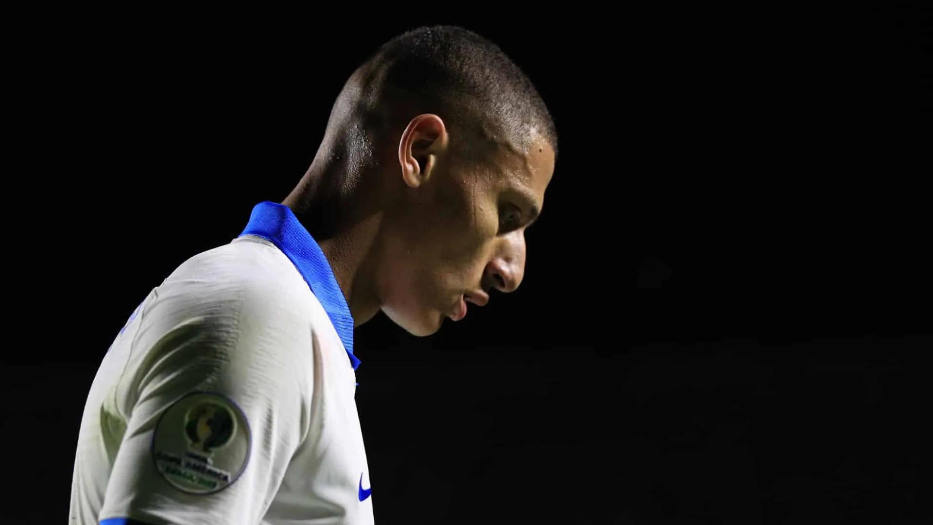 Richarlison novamente levanta sua voz &agrave; luta: &ldquo;Parece que a gente n&atilde;o tem sa&iacute;da&hellip; Nem no dia da Consci&ecirc;ncia Negra. Ali&aacute;s, que consci&ecirc;ncia?&rdquo;