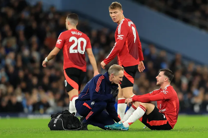 Mason Mount sentado no gramado ap&oacute;s sentir les&atilde;o 