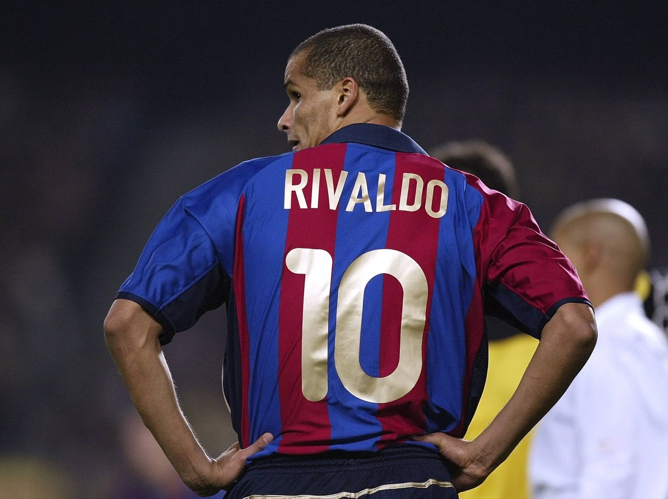 Rivaldo em jogo do Barcelona em 2002