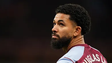 Aston Villa encaminha acerto com substituto de Douglas Luiz