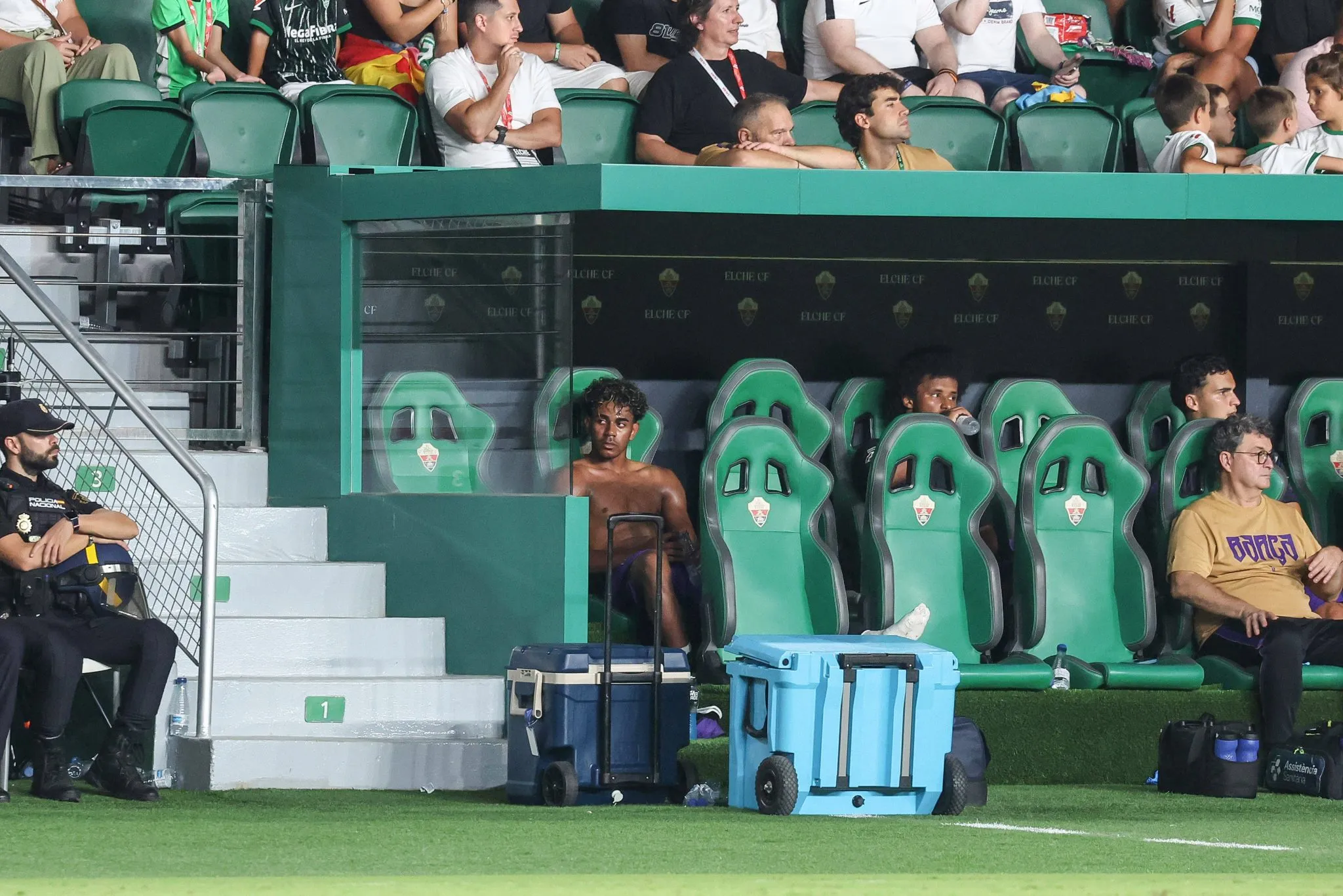 Lamine Yamal ap&oacute;s ser substitu&iacute;do durante a partida contra o Elche (Foto: IMAGO / AOP.Press)