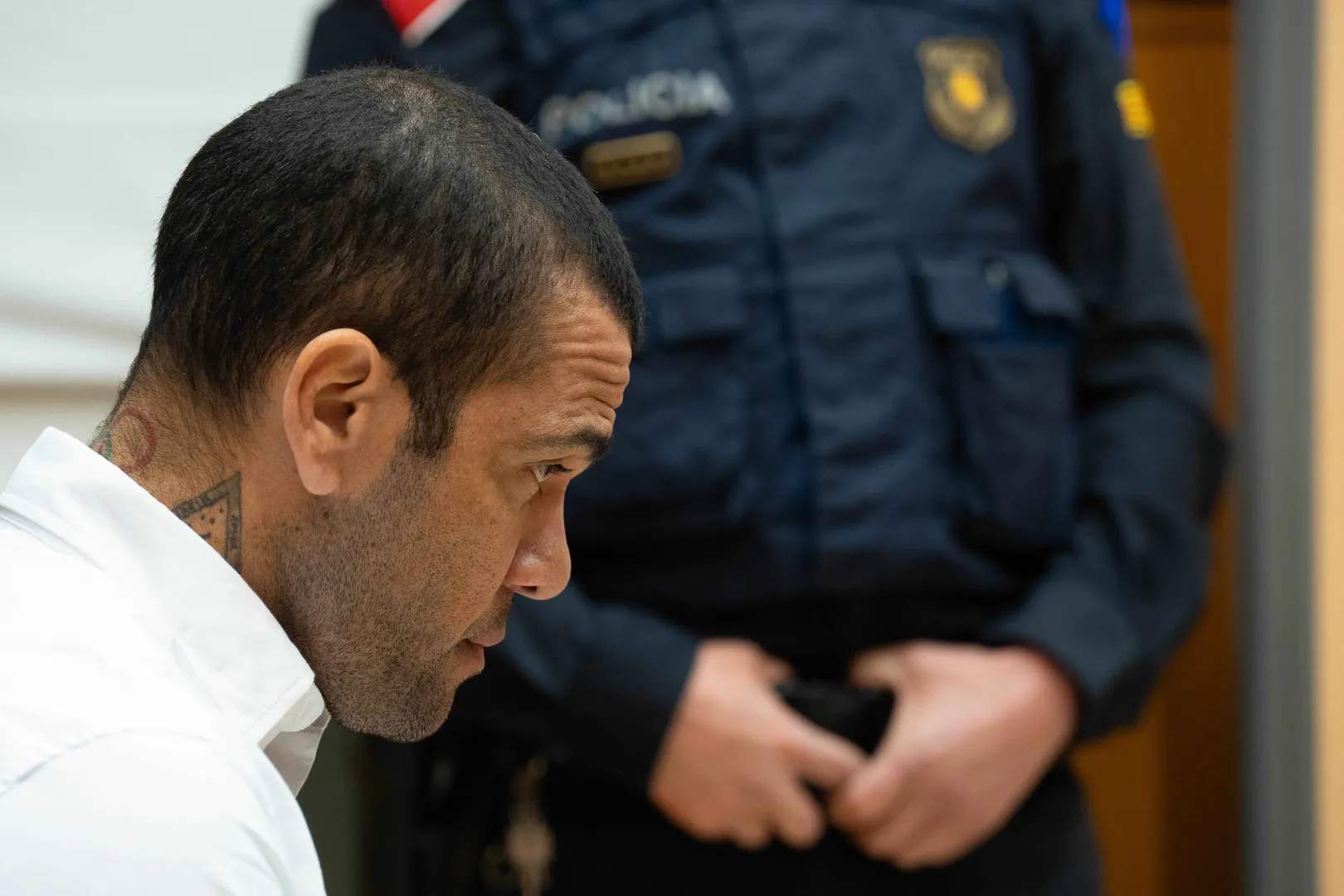 Daniel Alves durante julgamento no Tribunal de Barcelona (Foto: Icon Sport)