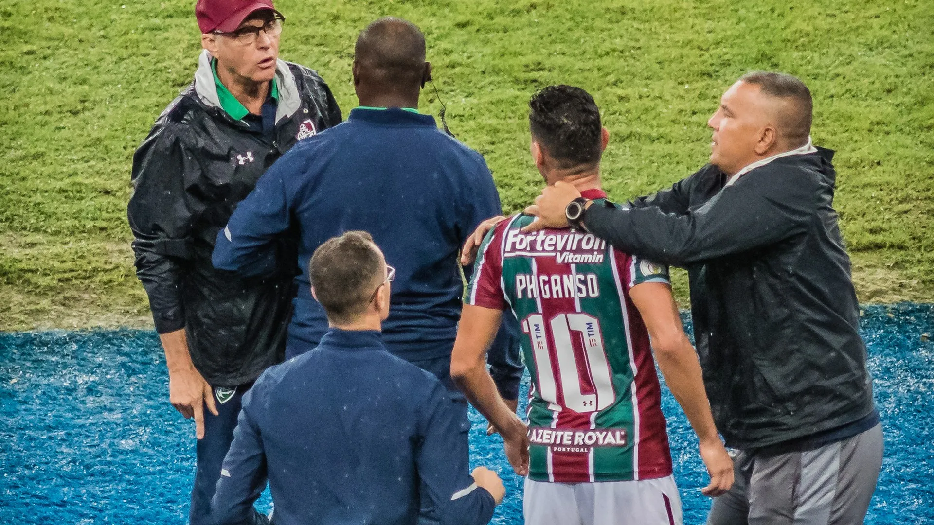 O turbilh&atilde;o de causos das &uacute;ltimas horas serve muito para explicar o futebol brasileiro &ndash; s&oacute; n&atilde;o queira que tanta gente v&aacute; entender