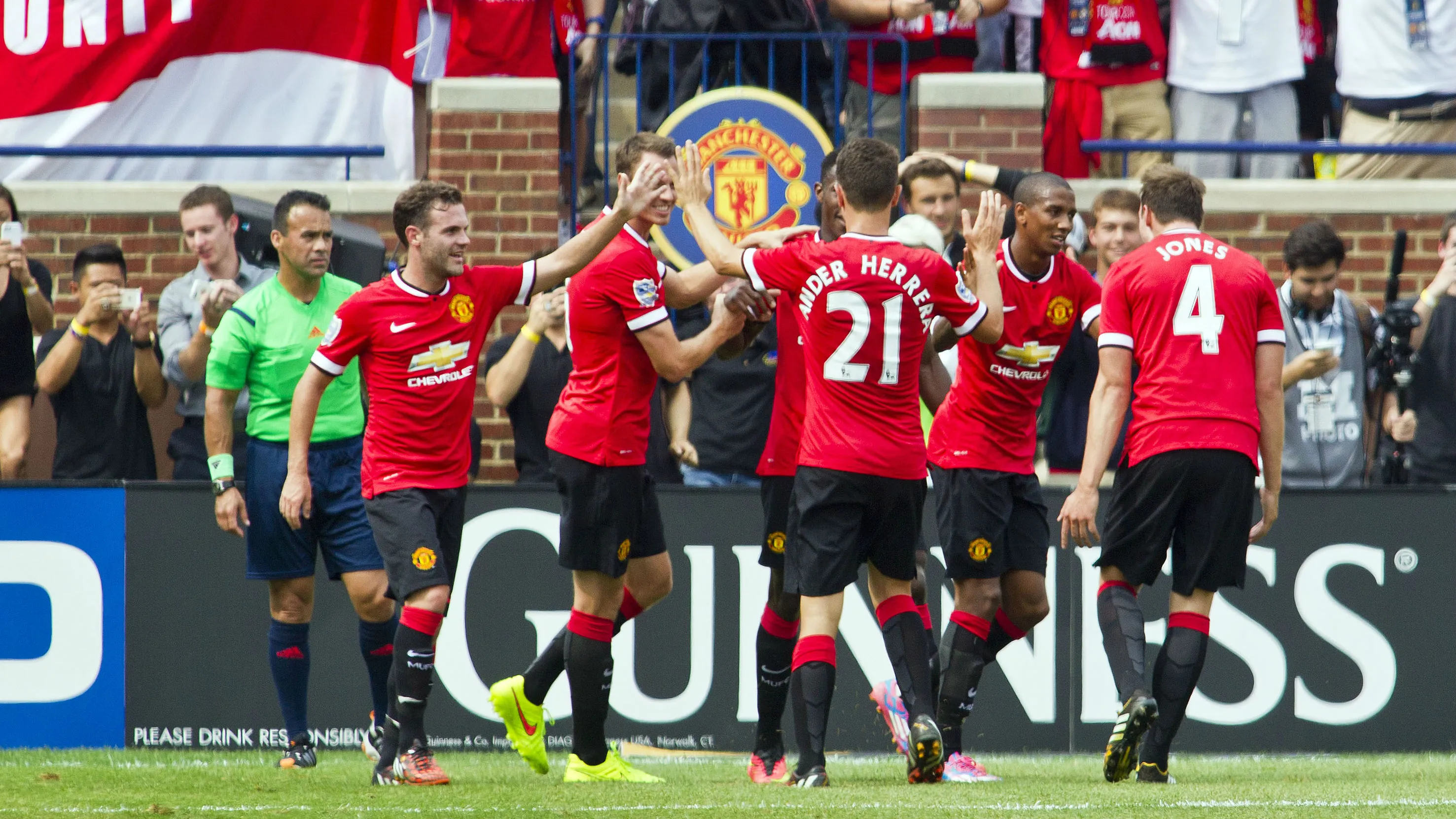 Mais uma linda troca de passes do Manchester United termina em gola&ccedil;o