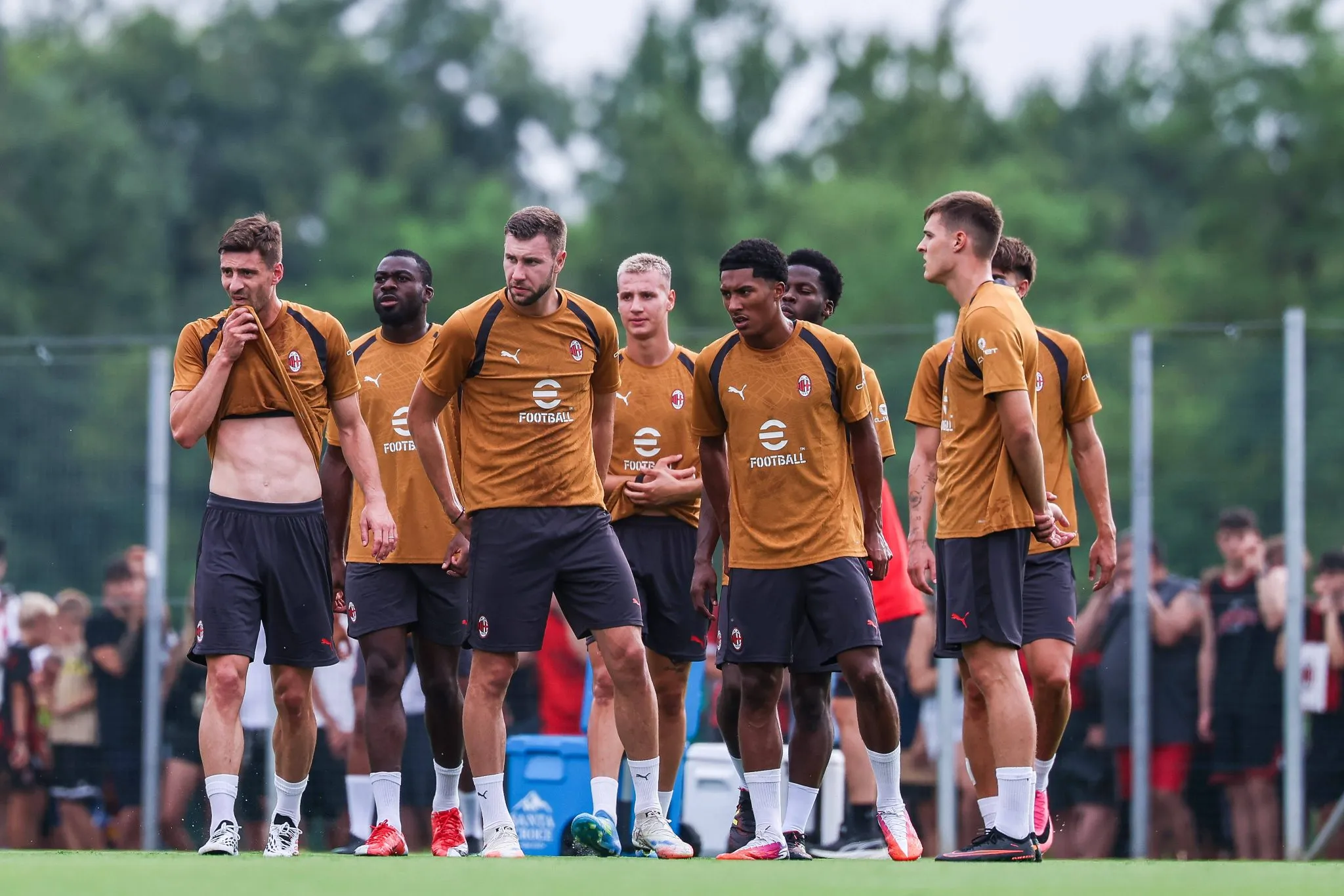 Jogadores do Milan durante treino em Milanello