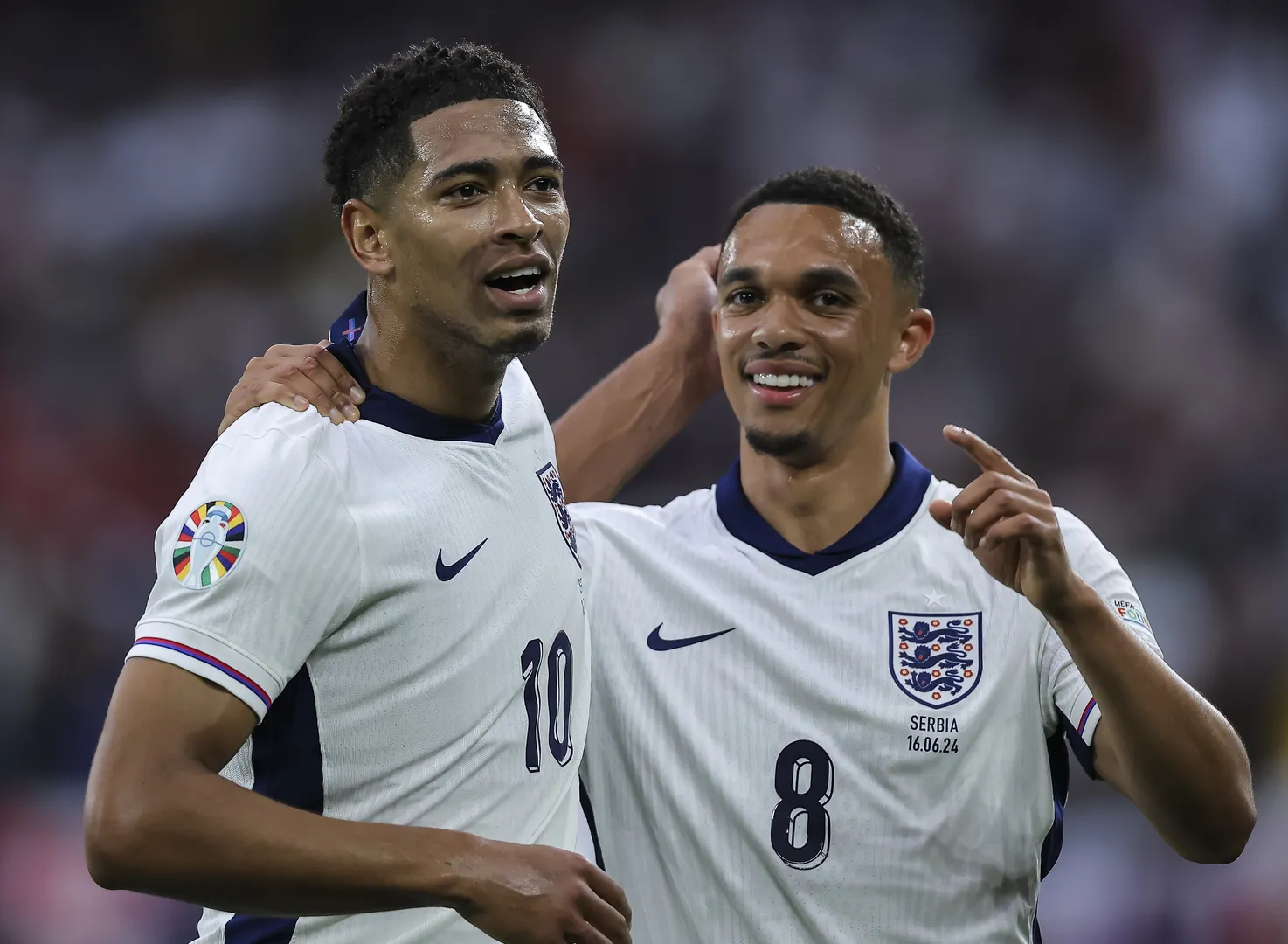 Bellingham e Trent Alexander-Arnold durante jogo pela Inglaterra