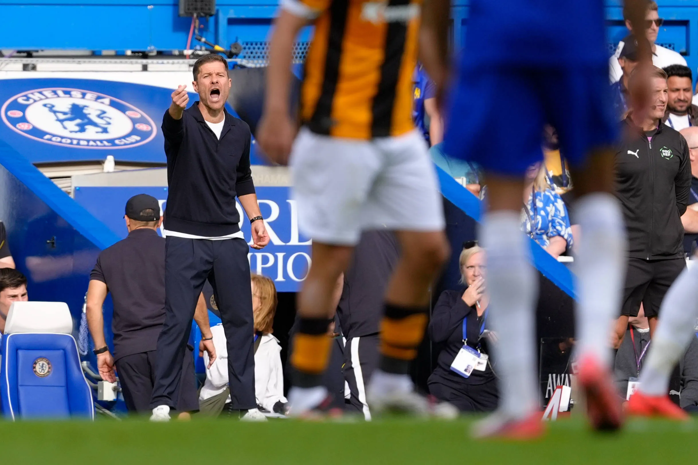 Xabi Alonso na &aacute;rea t&eacute;cnica durante Chelsea 2 x 2 Hull City