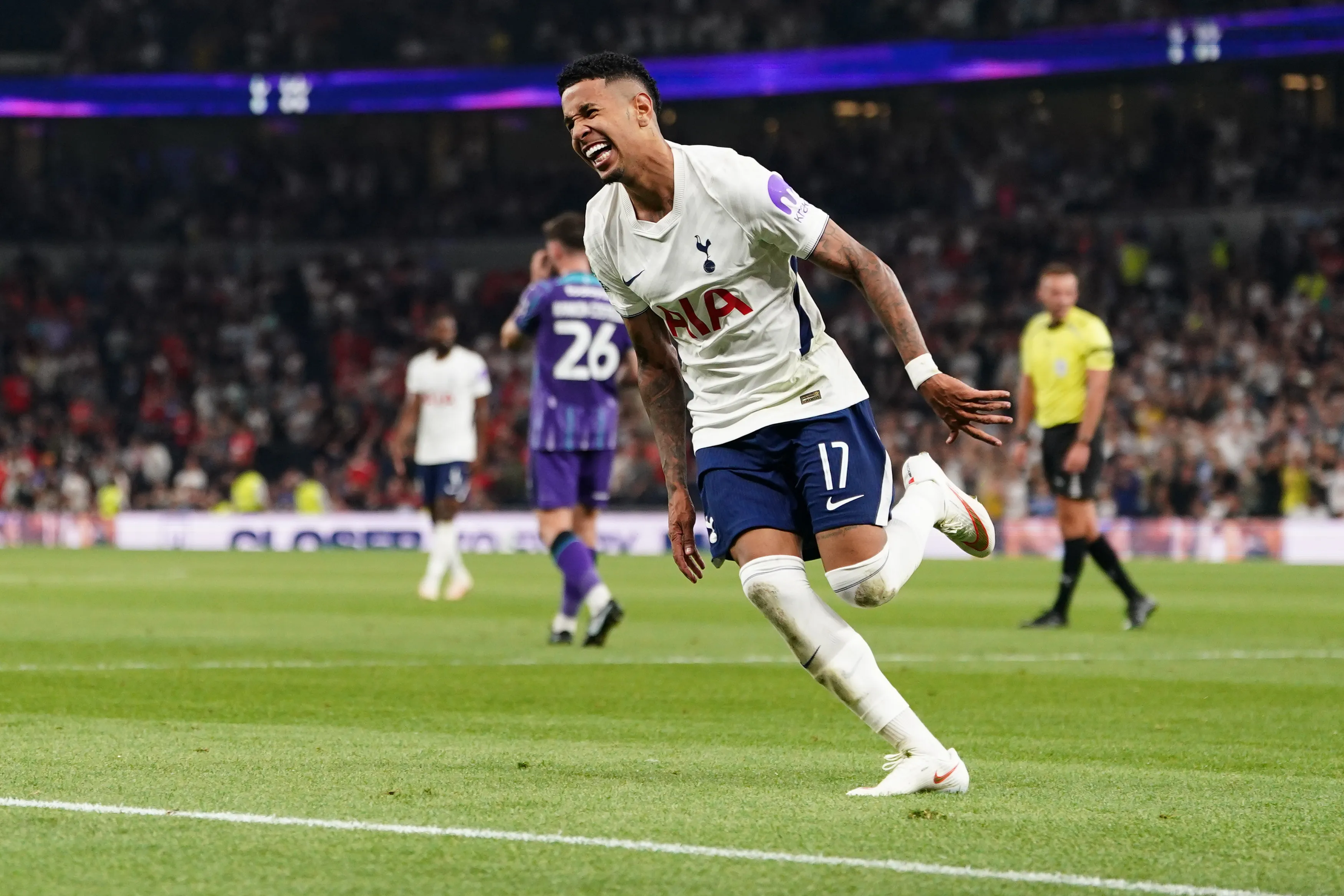 S&aacute;vio celebra gol pelo Tottenham 