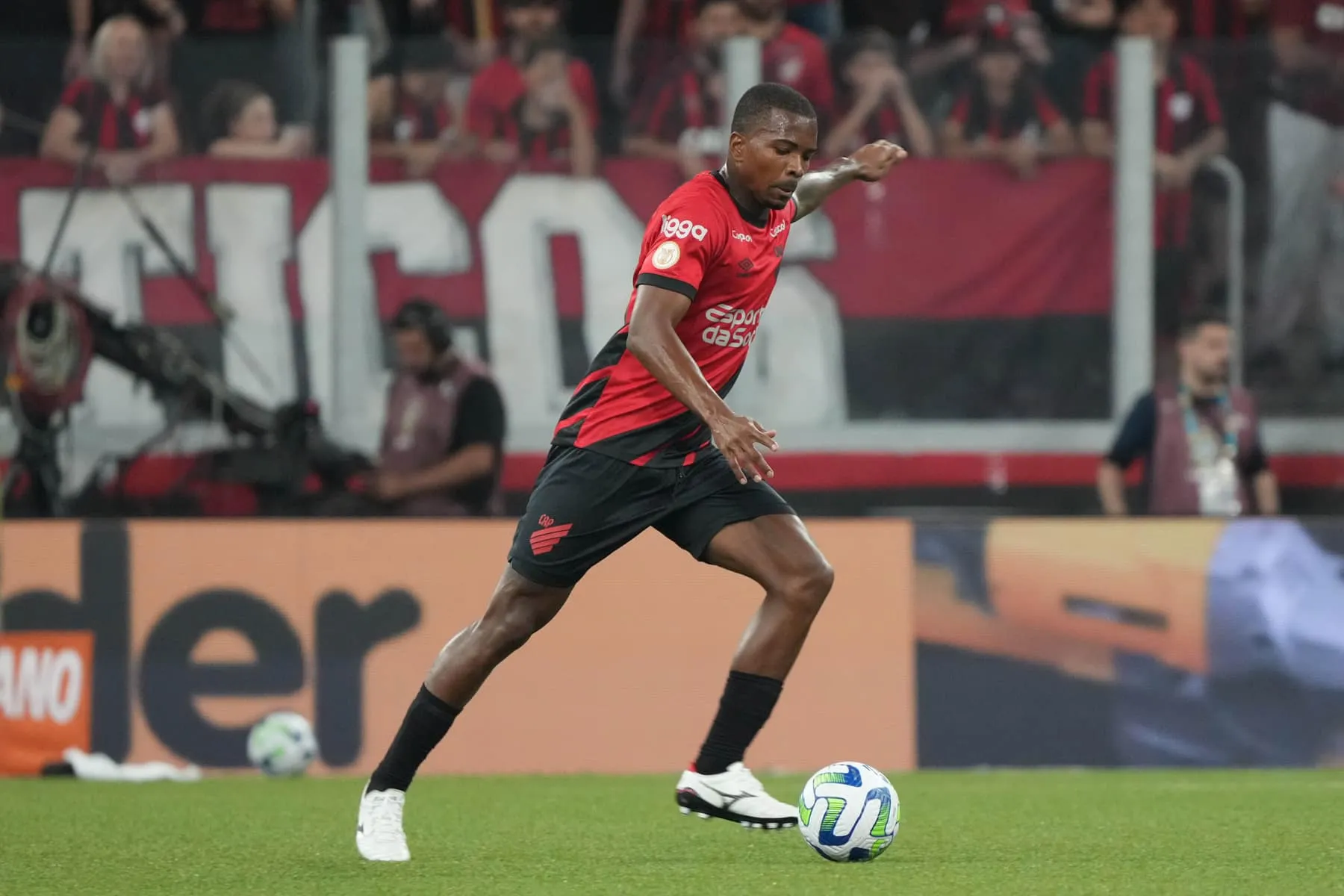 Corinthians precisa de um lateral e um volante, mas ter&aacute; que se contentar apenas com a chegada de Cac&aacute;