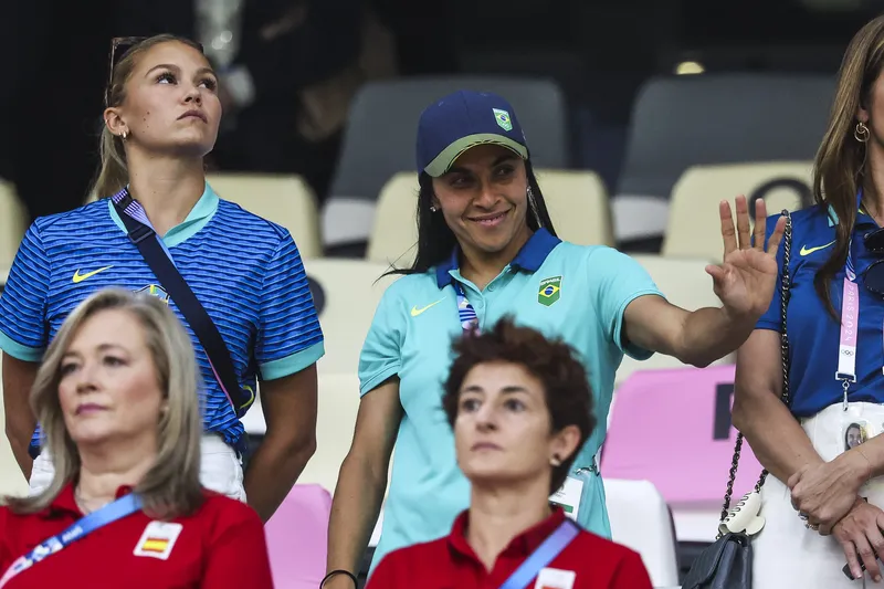 Suspensa, Marta acompanhou a semifinal nas tribunas do Velodrome