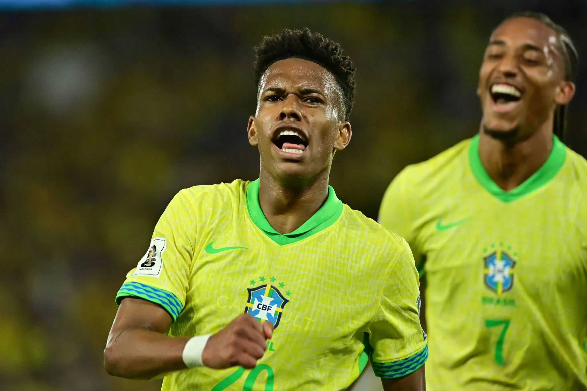Est&ecirc;v&atilde;o e Jo&atilde;o Pedro comemoram gol da sele&ccedil;&atilde;o brasileira