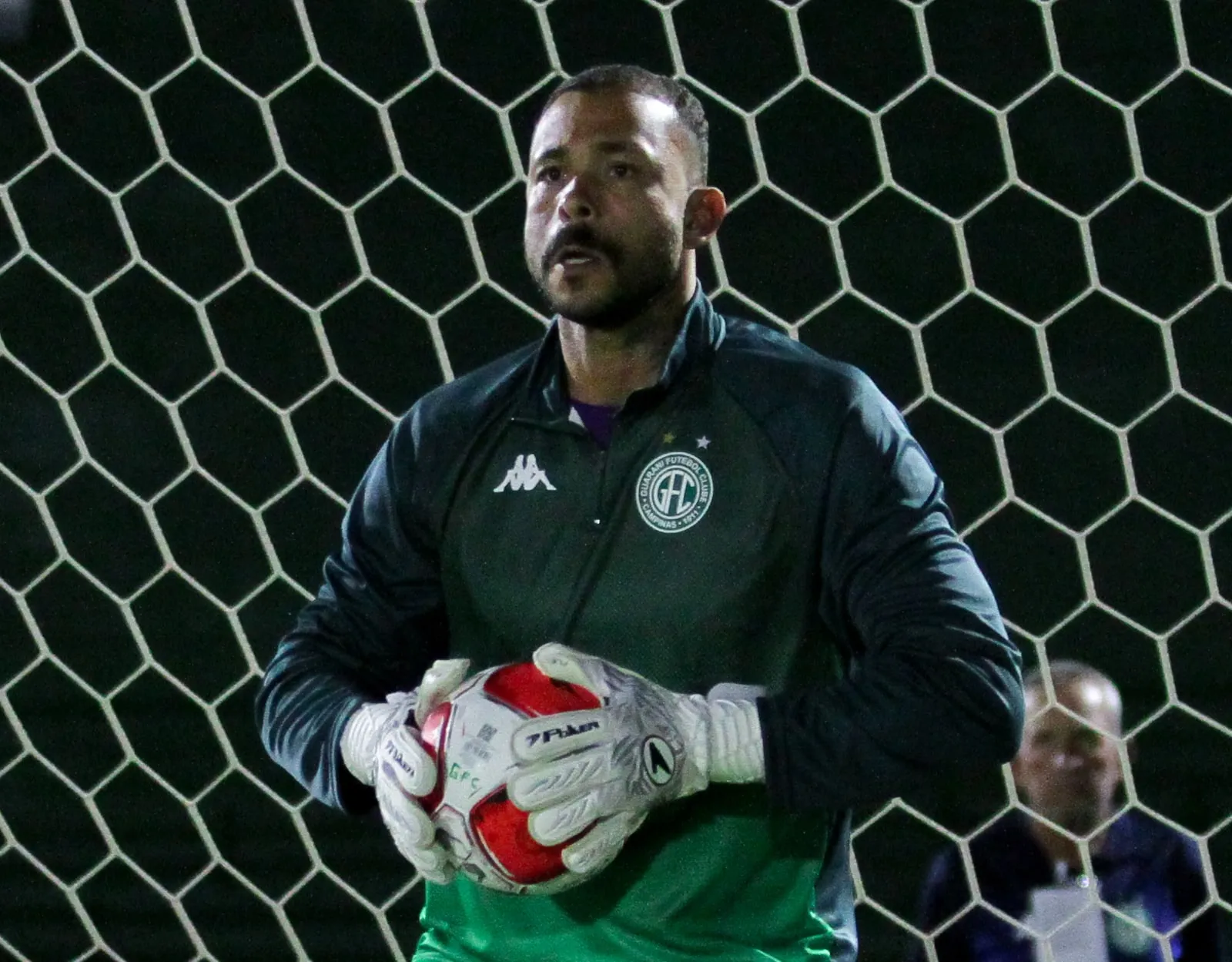 Cl&aacute;usula no contrato de empr&eacute;stimo impede Vladimir de estrear como goleiro do Guarani contra o Santos