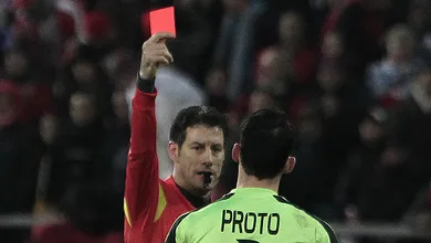 Olympiacos tem jogo de dois penais perdidos e 3 expuls&otilde;es