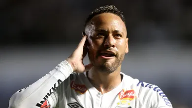 Neymar e Santos conquistam na bola parada (de novo) a vaga na semi do Paulist&atilde;o