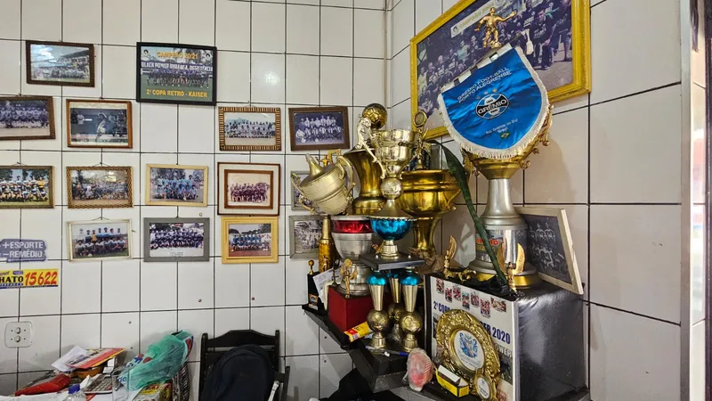 Trof&eacute;us e fotos hist&oacute;ricas decoram o bar que funciona como sede do Black Power (Foto: Gabriel Rodrigues/Trivela)